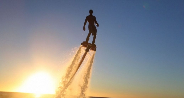 hombre entre las sombras practicando flyboard